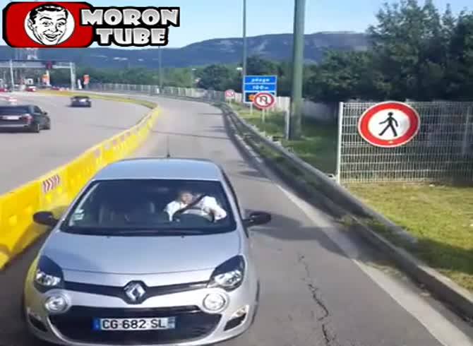 Video :An elderly driver who was traveling on the highway in the wrong direction is assisted by a guy